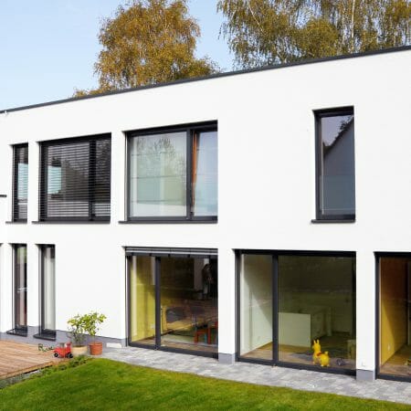 Der bis zu 35 % geringere Rahmenanteil der KYOTO Klimaschutzfenster schafft größere Glasflächen - und damit mehr Licht und Wärme im Haus.