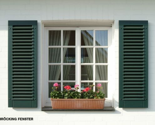 Sprossenfenster sind elegant und stilvoll. Hier kombiniert mit passenden Fensterläden mit dekorativer Funktion.