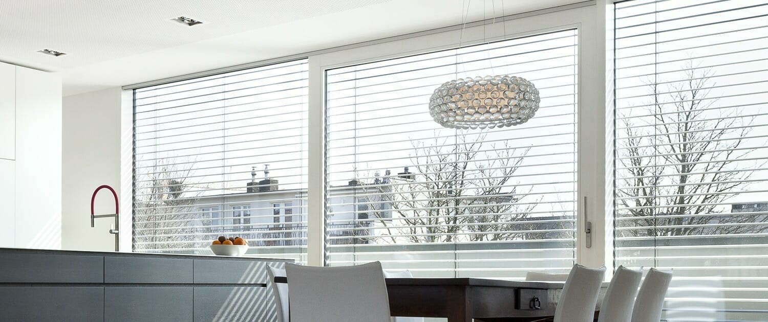Titelbild Sonnenschutz Broecking Fenster 1500x630px Raffstore Rollladen Tuchbeschattungen Blendläden