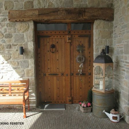 Ein individuell gefertigtes Einzelstück ist diese mittelalterlich anmutende, rustikale Haustür mit originalgetreu gearbeiteten Beschlägen.