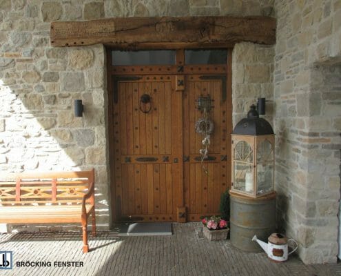 Ein individuell gefertigtes Einzelstück ist diese mittelalterlich anmutende, rustikale Haustür mit originalgetreu gearbeiteten Beschlägen.