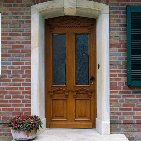 Haustür mit geschnitzten Details