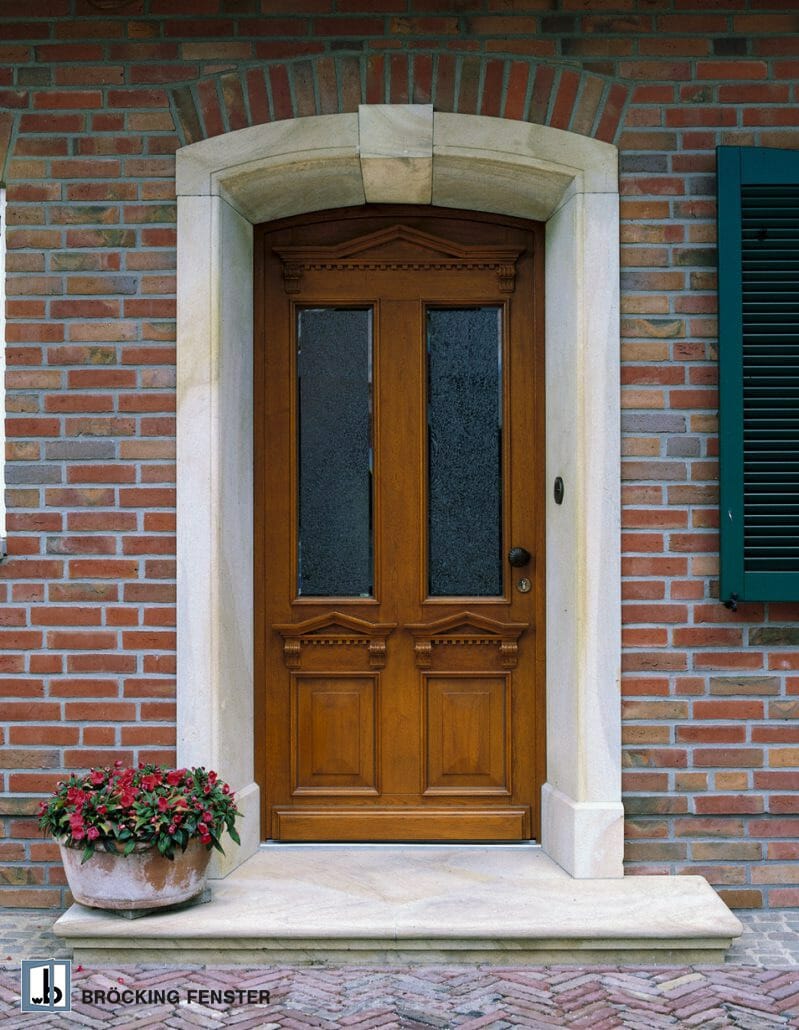 Haustür mit geschnitzten Details