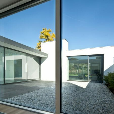 Holz-Aluminum Fenster verbinden eine moderne Fassade mit wohnlichkeit in den Innenräumen.