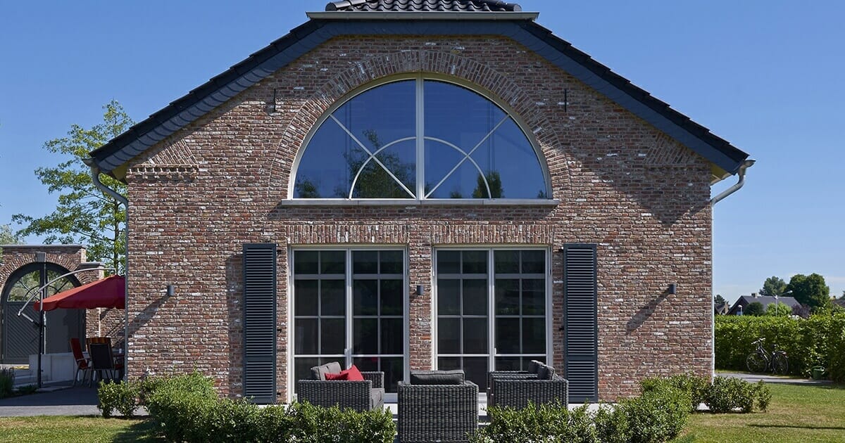 Holzfenster mit Blendläden Holzhaustüren Hofeinfahrtstor Garagentore04