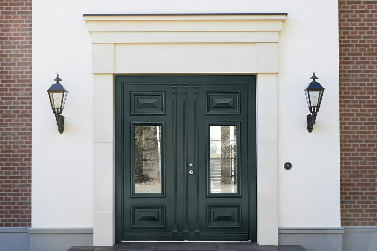 klassische doppelflügelige Haustür aus Holz in grachtengrün