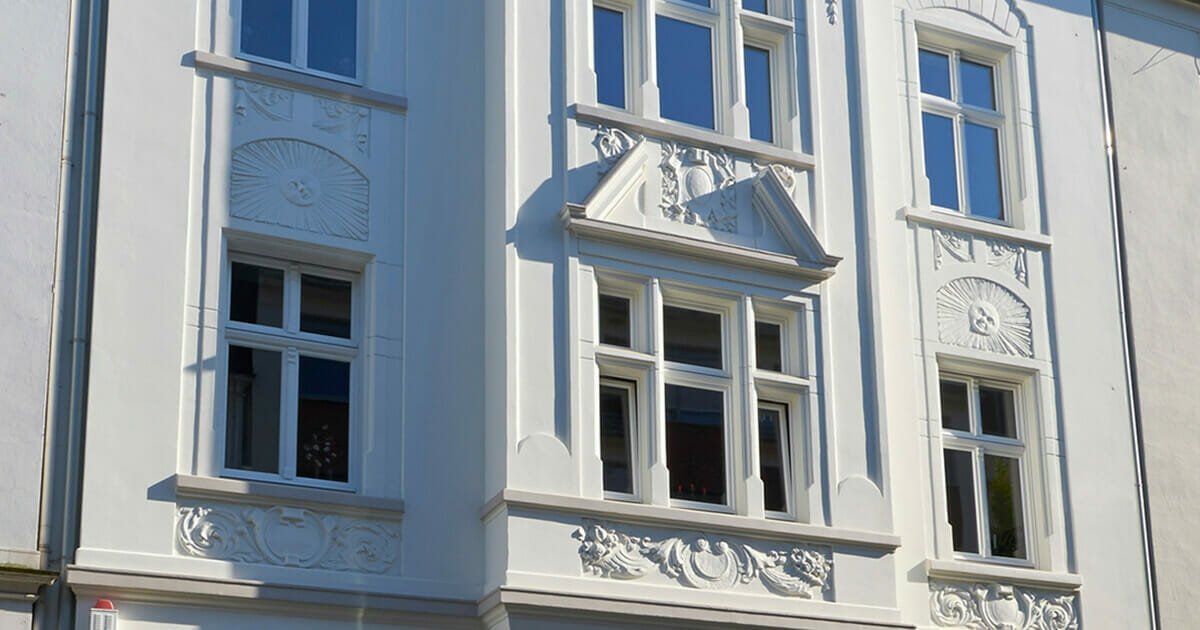 Klassische Holzfenster mit profilierten Sprossen als Stichbogen