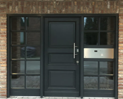 Haustür mit seitlichen Sprossenfenstern und integrierter Briefkastenanlage