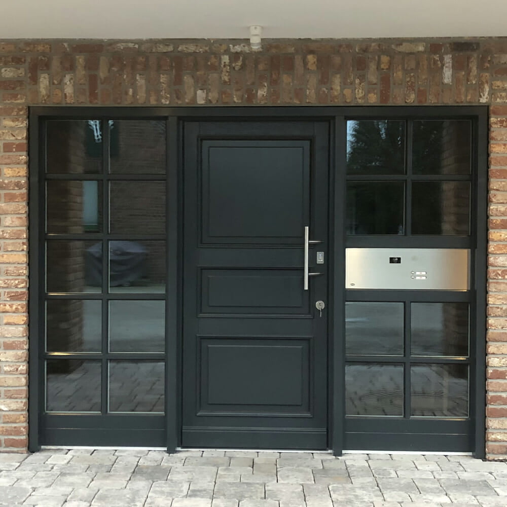 Haustür mit seitlichen Sprossenfenstern und integrierter Briefkastenanlage